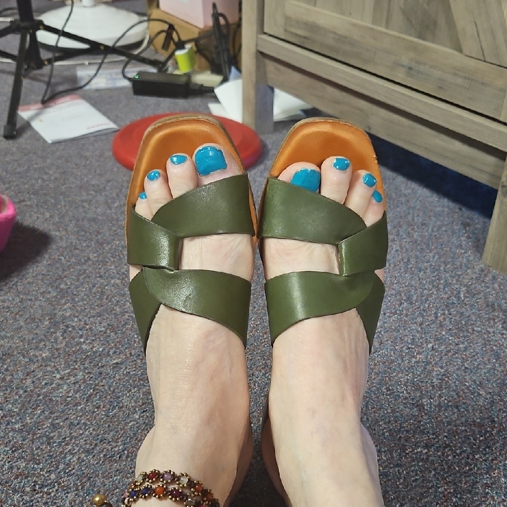 Messeca New York Olive and Tan Sandals